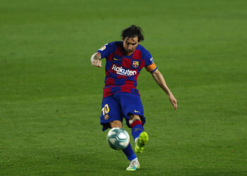 Messi llega a 700 goles pero Barça cede más puntos