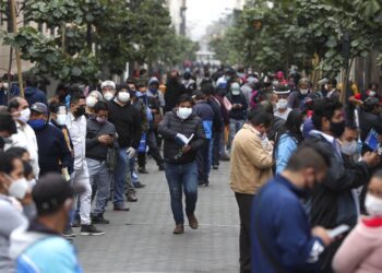 Peruanos salieron en masa tras finalizar cuarentena de 106 días