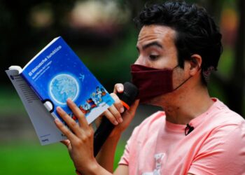 Cuentacuentos entretiene a niños en la cuarentena en México