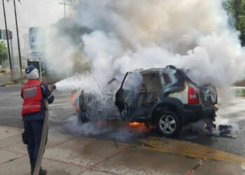 Se incendió un vehículo en la vía a Guanta