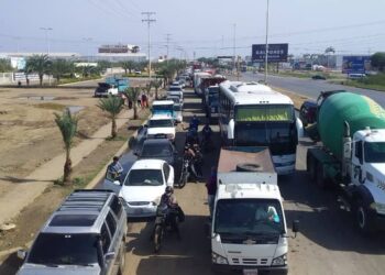Conductores denuncian atracos en las colas para surtir gasolina
