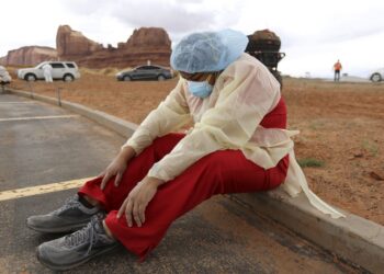 Ola de contagios de COVID-19 satura hospitales de Estados Unidos