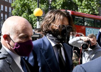 Depp toma posición en juicio por difamación, afirma que Amber Heard lo golpeó