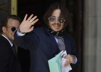 Activista de #MeToo declara contra diario en caso de Depp (+Fotos)