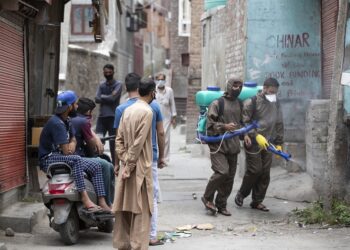 India suma 28.000 nuevos casos del virus, retoma cuarentenas