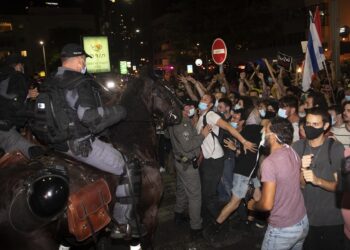 Israelíes protestan por repuesta a crisis causada por virus