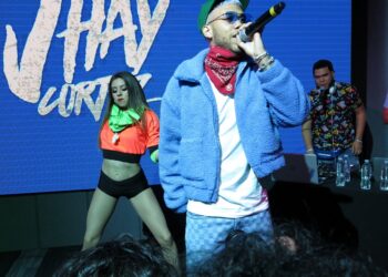 Jhay Cortez muestra su dualidad en “Dime a ve”