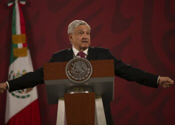 Presidente de México promete una sanidad mejor tras pandemia