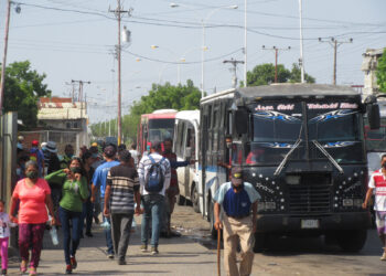 Pasajeros sugieren mayor organización en paradas de transporte