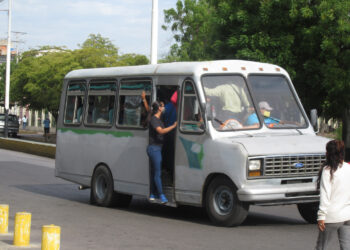 El distanciamiento preventivo es ignorado en el transporte público