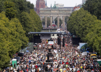 Miles protestan en Berlín contra restricciones por Covid-19