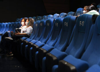México reabre sus cines y llegan los primeros valientes