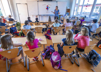 Europa reabre escuelas pese a repunte de casos de coronavirus