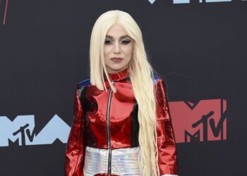 Ava Max comparte su camino para la autoaceptación
