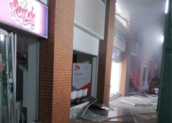 Explosión en pizzería afectó  20 locales del C.C Aventura Plaza en Lechería