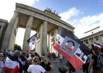 Policía alemana dispersa protesta por violar normas de virus
