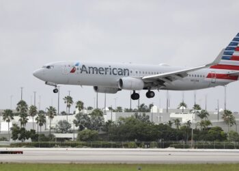 American Airlines prevé eliminar 19.000 empleos por causa de la pandemia