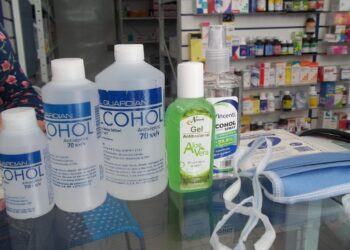 Farmacéuticos aseguran que comprar productos para prevenir contagio de Covid-19 es casi imposible