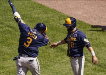 Orlando Arcia y Hiura impulsaron a Cerveceros