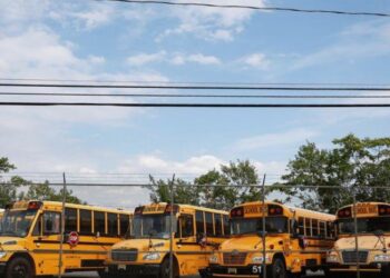 COVID-19 obliga a varios escuelas de EEUU a cerrar poco después de apertura