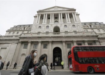 Banco de Inglaterra: caída sería menos grave de lo previsto