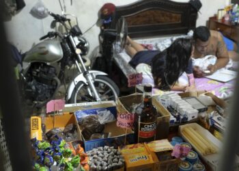 El COVID-19 y la crisis obligan a venezolanos a vender en casa