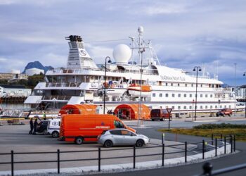 Dos tripulantes de crucero dan positivo de COVID-19