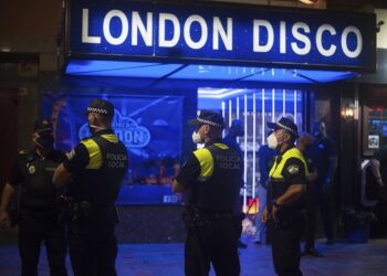 Policía española acude a bares para supervisar restricciones
