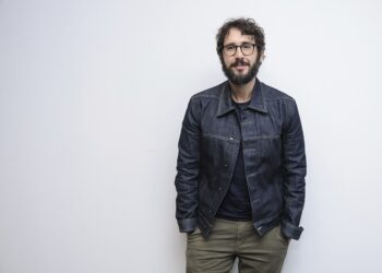 Josh Groban no permitirá que el virus detenga su carrera