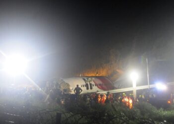 Se sale de pista un avión en India: 16 muertos, 123 heridos