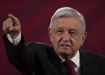 Presidente de México trata de no atraer multitudes por COVID-19