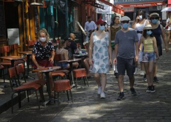 París obliga a usar cubrebocas, incluso en zonas abiertas