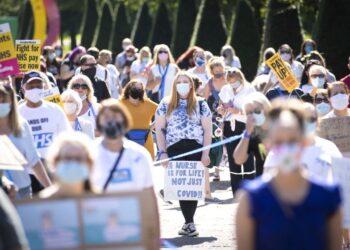 Médicos británicos piden reconocer su labor en la pandemia