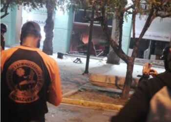 Explosión en pizzería de Lechería dejó un lesionado y daños en centro comercial