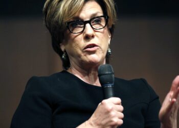 Julia Reed, cronista de la vida y la comida sureñas, muere a los 59 años