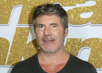 Simon Cowell se lesionó la espalda mientras probaba bicicleta eléctrica