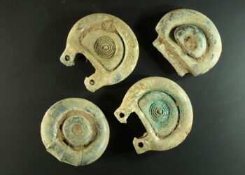 Cazador de tesoros halla piezas de 3.000 años en Escocia