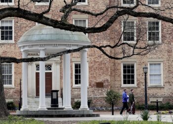 Universidades en Estados Unidos hacen frente a brotes del virus
