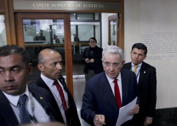 Expresidente colombiano Álvaro Uribe dio positivo en prueba de COVID-19