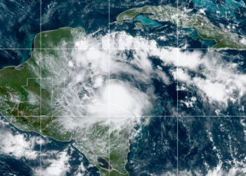 El huracán Nana toca tierra en Belice con lluvia y viento