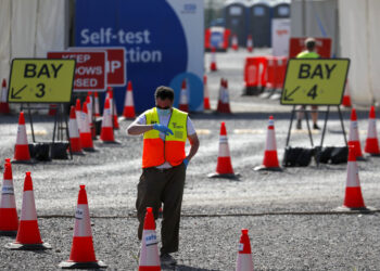 Gran Bretaña endurece medidas por repunte de COVID-19
