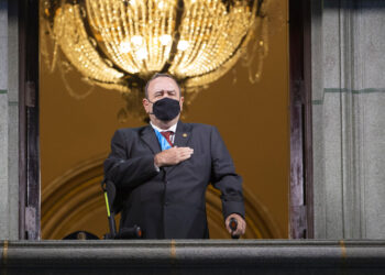 Presidente de Guatemala confirma que dio positivo a COVID-19