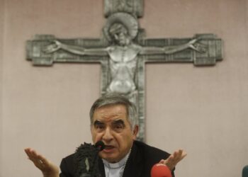 Cardenal del Vaticano rechaza el despido del Papa en un escándalo