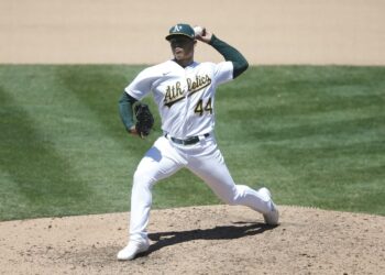 Jesús Luzardo lució desde el montículo en blanqueo de Oakland