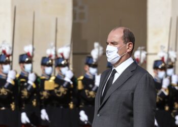 Demandan a primer ministro francés por manejo de pandemia