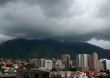 Onda Tropical Nº 49 generará abundante nubosidad y lluvias este domingo