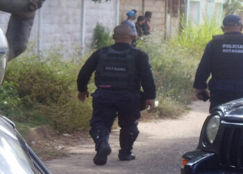 Arrestaron a dos jóvenes por vender gasolina en dólares