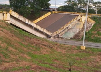 Distribuidor de Cantaura se desplomó al ser impactado por una gandola