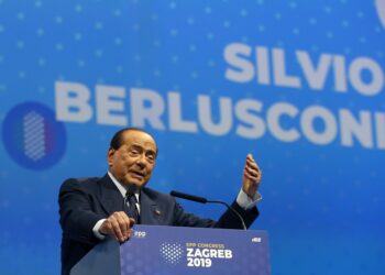 Berlusconi dice luchar contra la “enfermedad infernal”