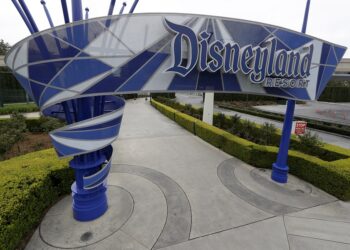 Disney despedirá a 28.000 empleados de sus parques por causa de la pandemia